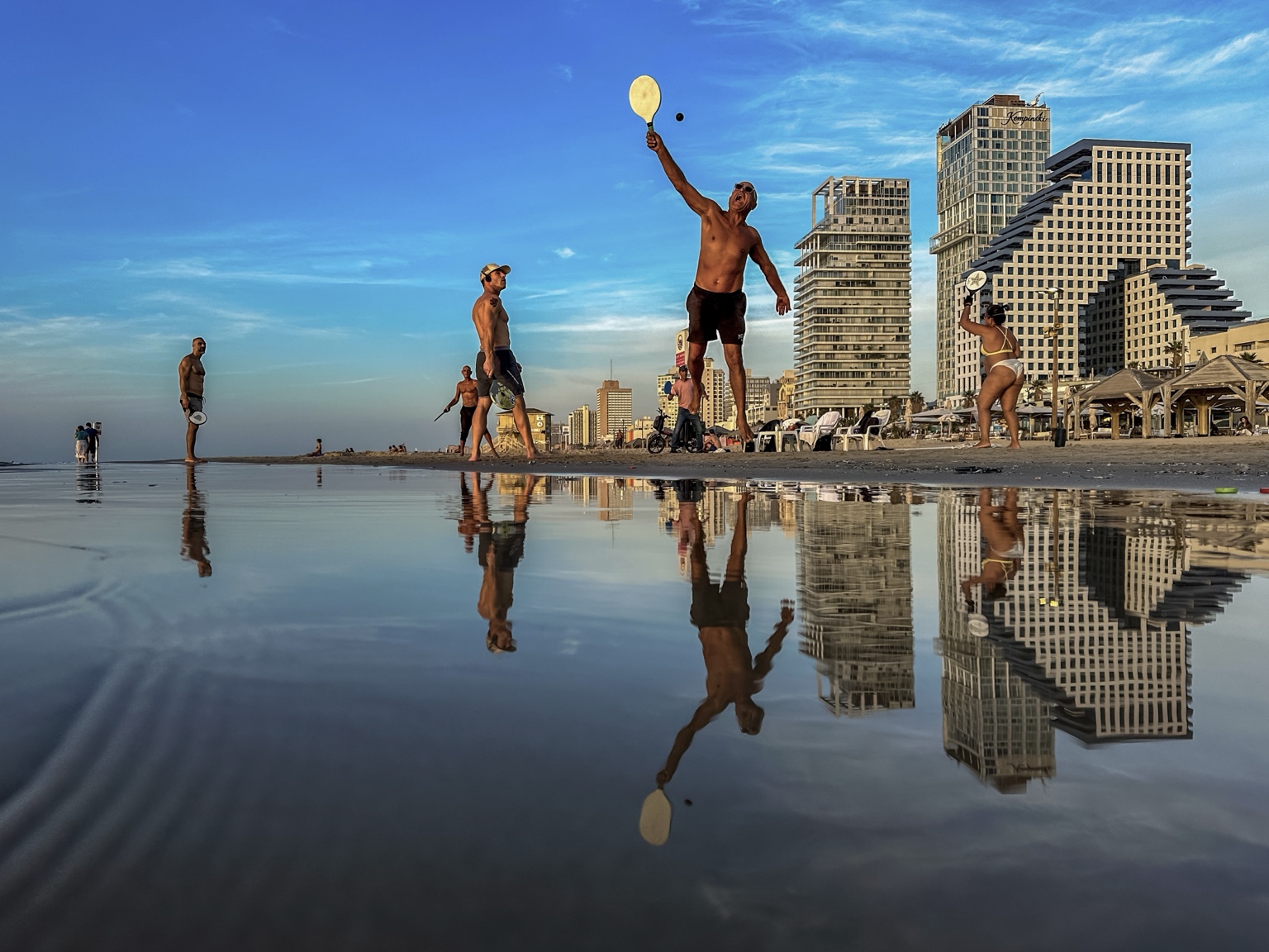 Tel Aviv Returned the Shot — יצירת צילום אמנותי מאת ערן ירושלמי, ערן צ׳יף (CHIEF)